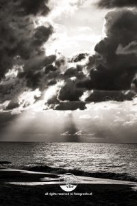 wolk wolken wolkenlucht Vlieland foto -zwartwit - fotograaf vlieland - portfolio fotogravlie