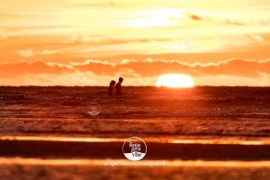 zwemmers Noordzee zonsondergang Vlieland zwartwit foto - fotograaf vlieland - portfolio fotogravlie