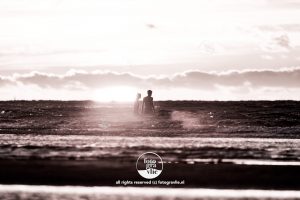 zwemmers Noordzee zonsondergang Vlieland zwartwit foto - fotograaf vlieland - portfolio fotogravlie