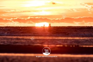 zwemmers Noordzee zonsondergang Vlieland foto - fotograaf vlieland - portfolio fotogravlie