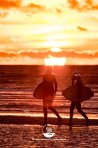 surfers Noordzee zonsondergang Vlieland foto - fotograaf vlieland - portfolio fotogravlie